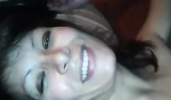 Горячая русская телка скачет на члене приятеля перед камерой