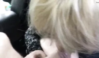 Старушка жадно сосет большой член мужчины в автомобиле