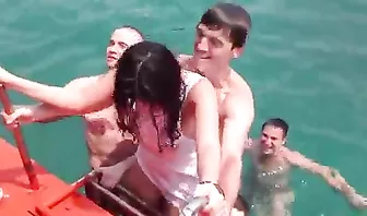 Парни пристают к русским девчонкам и лапают их на море