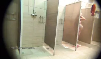 Видео со скрытой камеры в общественном женском душе