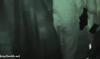 Молодая сучка разгуливает без трусов в ночном клубе