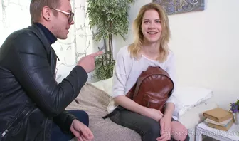 Показал блондинке свою спальную и выебал ее в задницу