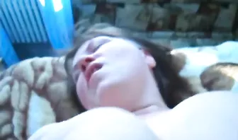 Ебет в пизду жирную бабу с большими дойками и снимает на камеру