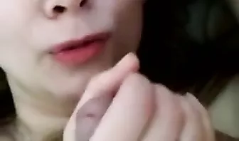 Мужик трахает зрелую брюнетку и кончает ей на лицо