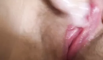 Девка с волосатой мандой снимает дрочку крупным планом