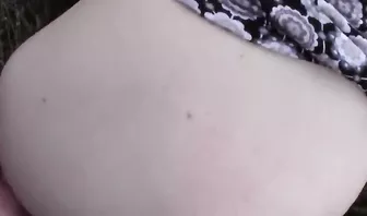 Мужик на природе в поле поимел спутницу в задницу