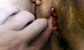 Мужик пальцами мастурбирует старую пизду бабули
