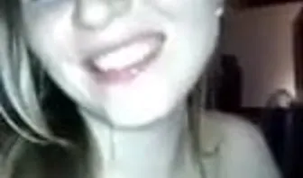 Добротно сосет член бойфренда, не стесняясь объектива любительской камеры